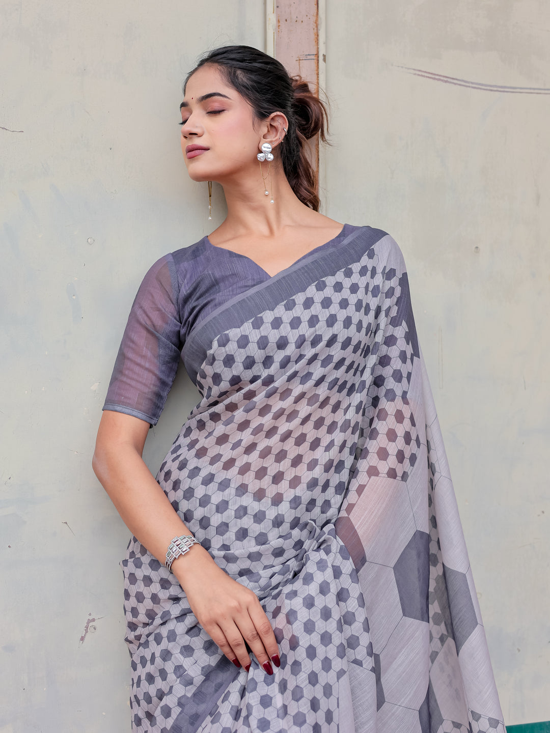 Grey Mul Cotton Geometric Print Saree with Hexagon Pattern, Statement Pallu & Tassels | Office & Casual Wear