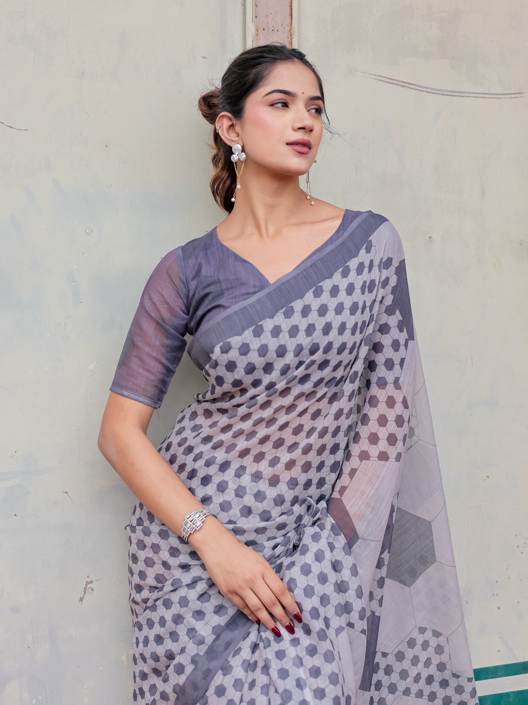 Grey Mul Cotton Geometric Print Saree with Hexagon Pattern, Statement Pallu & Tassels | Office & Casual Wear
