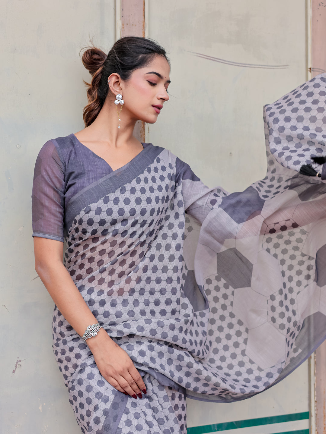 Grey Mul Cotton Geometric Print Saree with Hexagon Pattern, Statement Pallu & Tassels | Office & Casual Wear