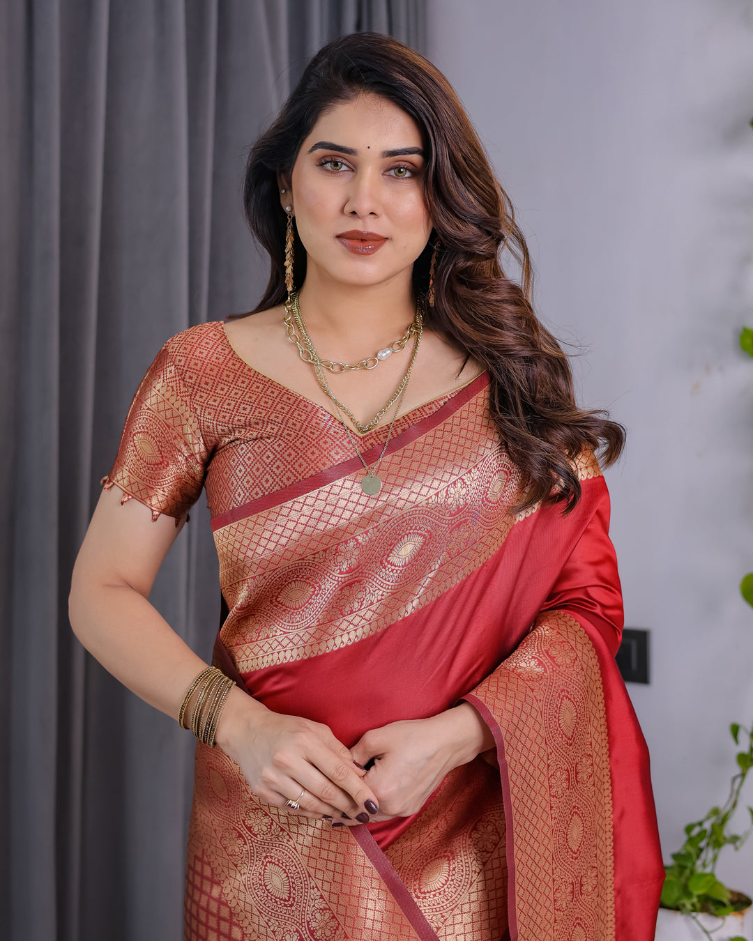 Classic Red Pure Kanjivaram Silk Saree with Rich Golden Zari Weaving & Matching Blouse – 5.5m Saree + 0.8m Blouse Piece