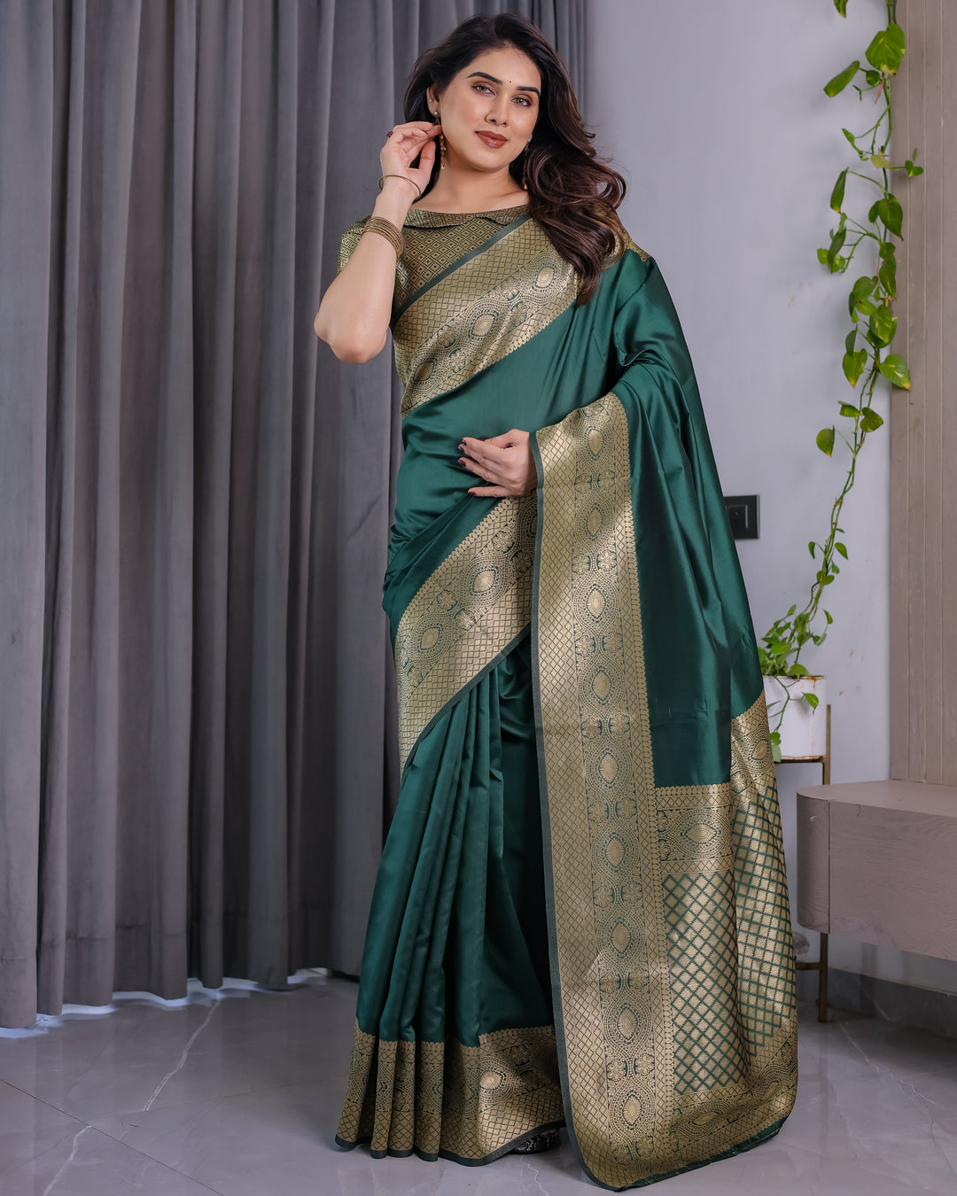 Emerald Green Pure Kanjivaram Silk Saree with Rich Golden Zari Weave & Blouse Piece – 5.5m Saree + 0.8m Blouse