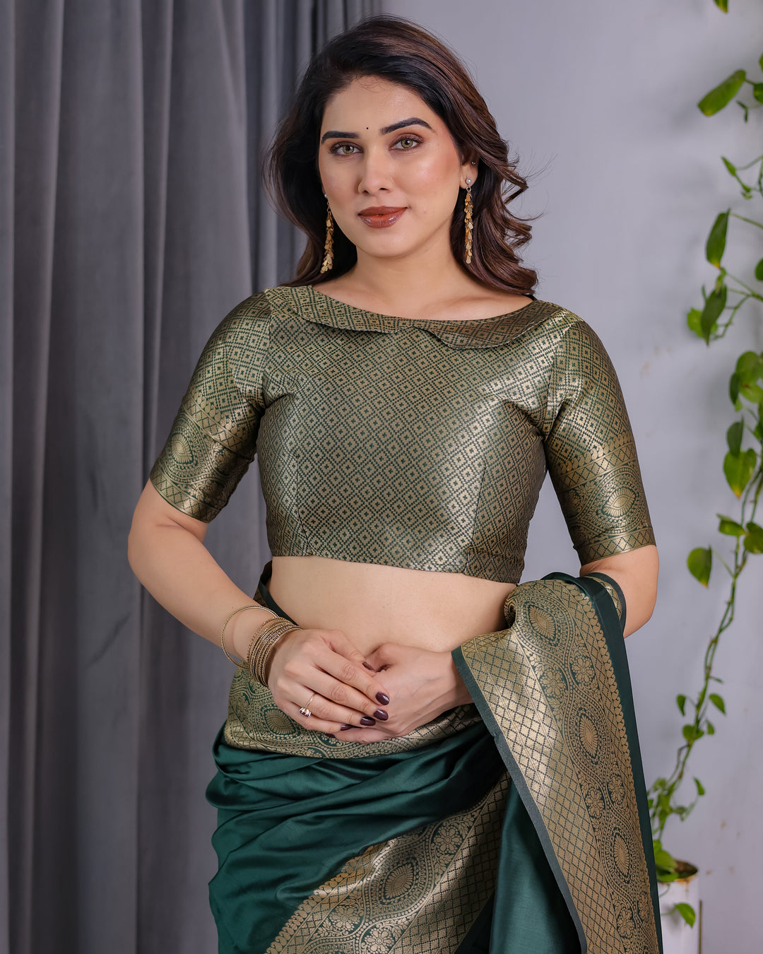 Emerald Green Pure Kanjivaram Silk Saree with Rich Golden Zari Weave & Blouse Piece – 5.5m Saree + 0.8m Blouse