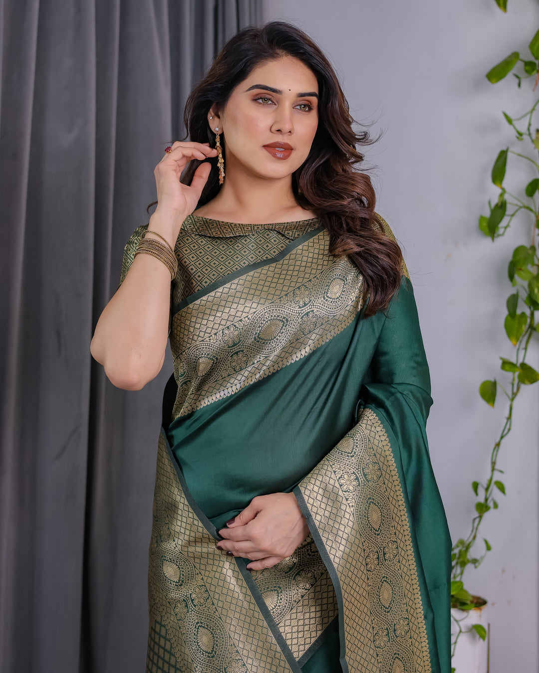 Emerald Green Pure Kanjivaram Silk Saree with Rich Golden Zari Weave & Blouse Piece – 5.5m Saree + 0.8m Blouse