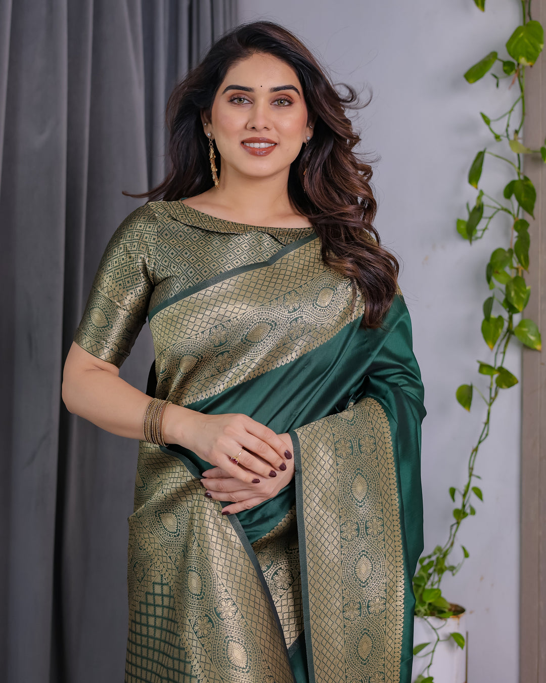 Emerald Green Pure Kanjivaram Silk Saree with Rich Golden Zari Weave & Blouse Piece – 5.5m Saree + 0.8m Blouse