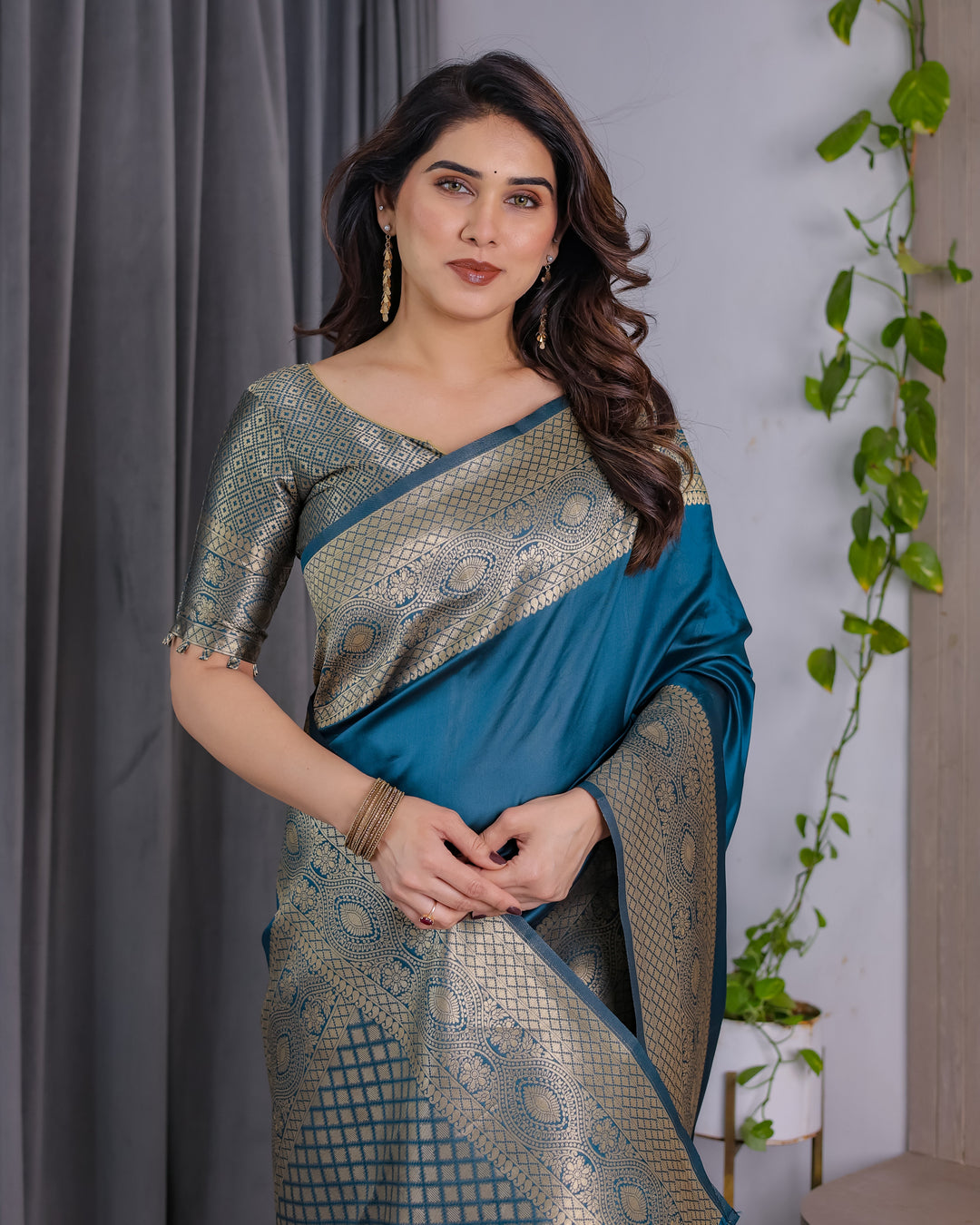 Teal Blue Pure Kanjivaram Silk Saree with Antique Golden Zari Border & Blouse – 5.5m Saree + 0.8m Blouse Piece